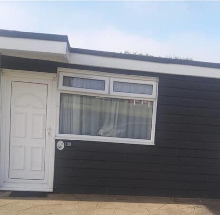 2 Bedroom Chalet Near The Beach Brading Exterior foto