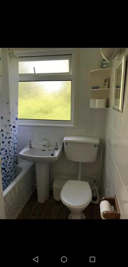 2 Bedroom Chalet Near The Beach Brading Exterior foto