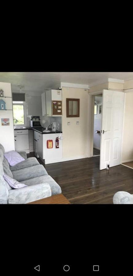 2 Bedroom Chalet Near The Beach Brading Exterior foto