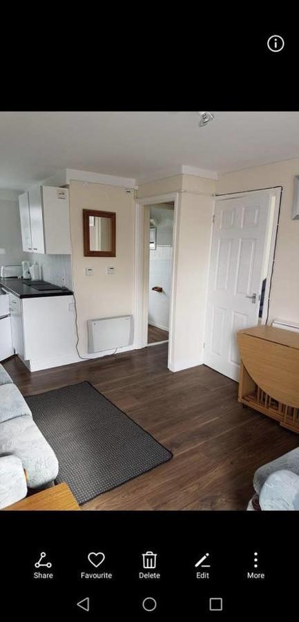 2 Bedroom Chalet Near The Beach Brading Exterior foto